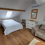Проживання в сім'ї Large Private Near Center With Free Public Parking