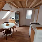 Проживання в сім'ї Large Private Near Center With Free Public Parking
