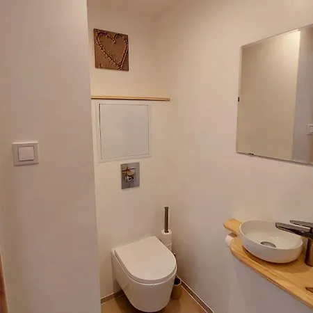 Large Private Near Center With Free Public Parking 콜마